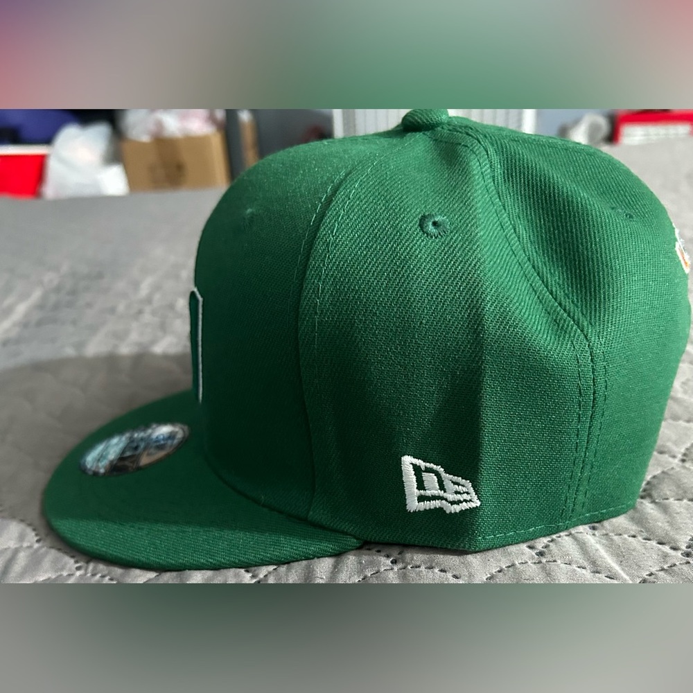 🙌UM Green Snapback Cap with Orange and Green Logo - Picture 4 of 4